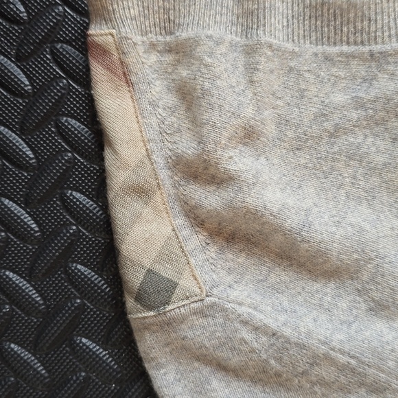 Burberry Men's Cashmere v-neck sweater- XL - Picture 2 of 5